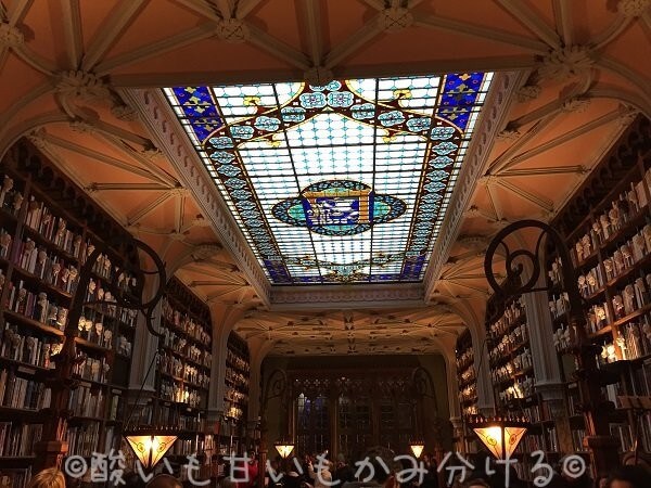 ポルトガルのレロ・イ・イルマオン書店のステンドグラス