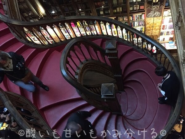 レロ書店の有名な「天国への階段」