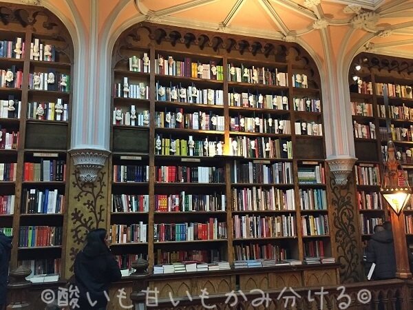 ポルトガルのレロ・イ・イルマオン書店の本棚