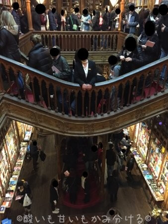 レロ書店の有名な階段でサービスポーズして下さった店員さん