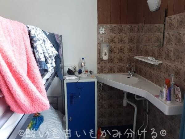 ユーフェミア　バジェット　オールド　シティ　カナル　ゾーンドミトリールーム男女共用5人部屋の簡易洗面台の様子