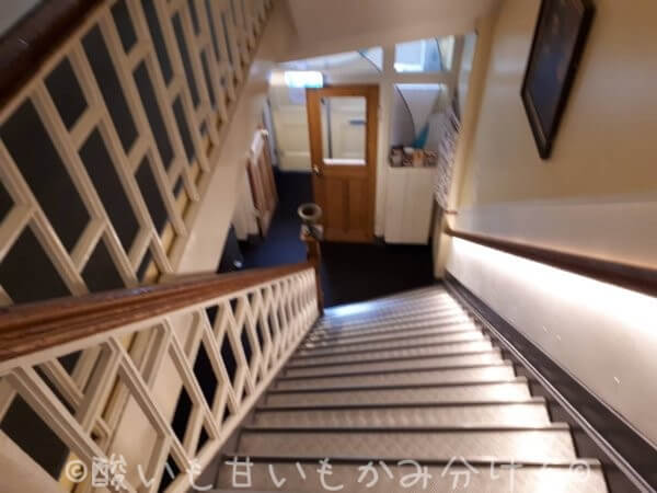 ユーフェミア　バジェット　オールド　シティ　カナル　ゾーンの部屋へ続く階段