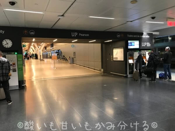 トロントピアソン空港のUPエクスプレス駅入り口