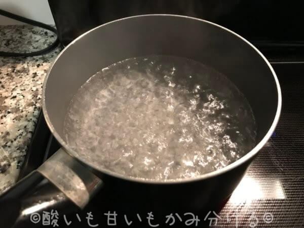 鍋に水を入れて沸騰させる