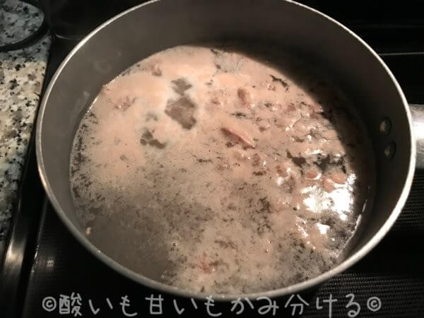 砂肝を湯がいてアクがでた様子