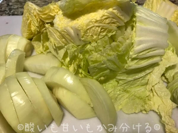 野菜をぶつ切りにする