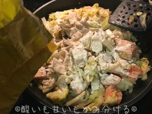 小麦粉を入れる