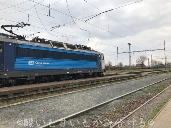 列車到着後のČáslav駅ホームの様子