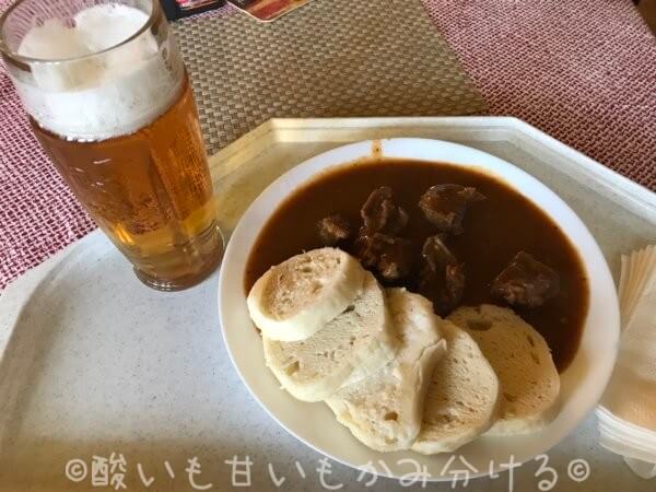 Čáslav駅前の食堂のグラーシュとクネドリーキとビール