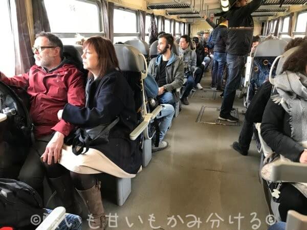 Kutná Hora město駅へ向かうローカル線列車内の様子