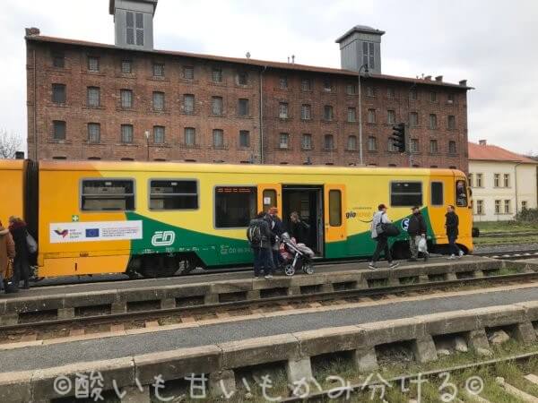 Kutná Hora město駅へ向かうローカル線列車