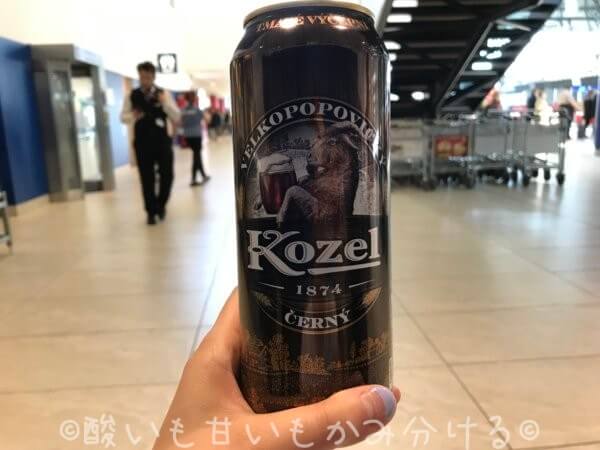 Billaスーパーマーケットで購入したKozel缶ビール