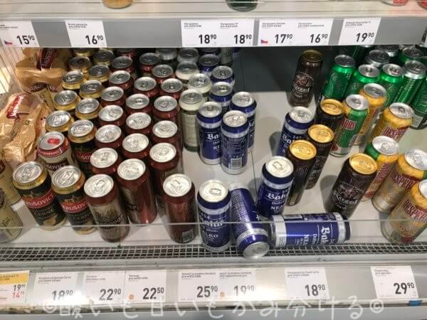 Billaスーパーマーケットに陳列しているチェコ缶ビール