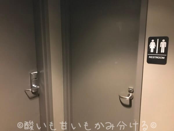 HIボストンホステルオートロックドア後部屋手前にあるシャワー室