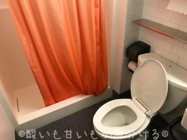 HIボストンホステルトイレとシャワー室の様子