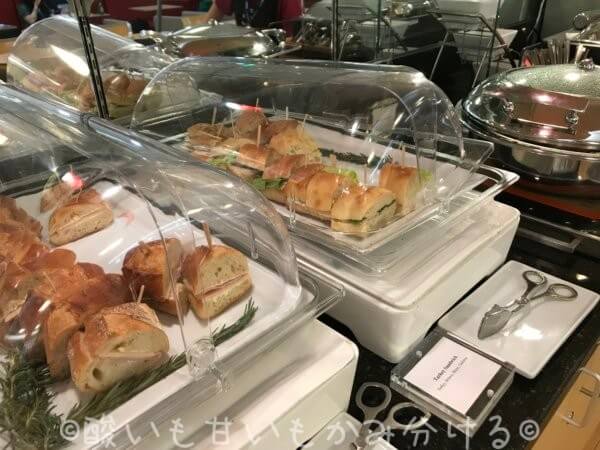 ボストン空港エールフランスラウンジ内軽食サンドイッチの例
