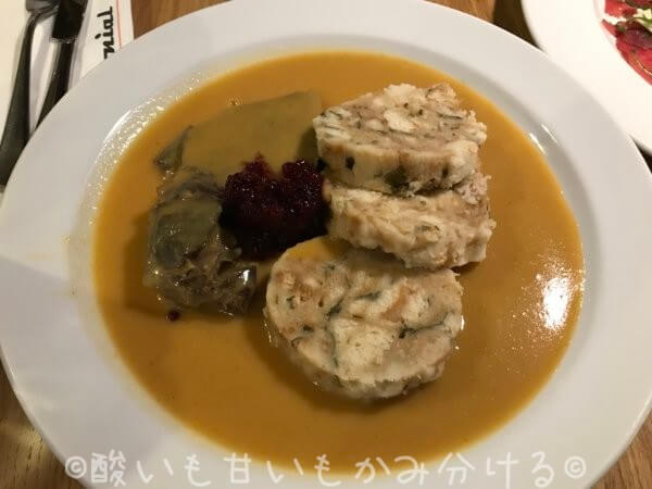 チェコ料理　プラハで食したスヴィチュコヴァー・ナ・スメタニェ（Svíčková na smetaně）