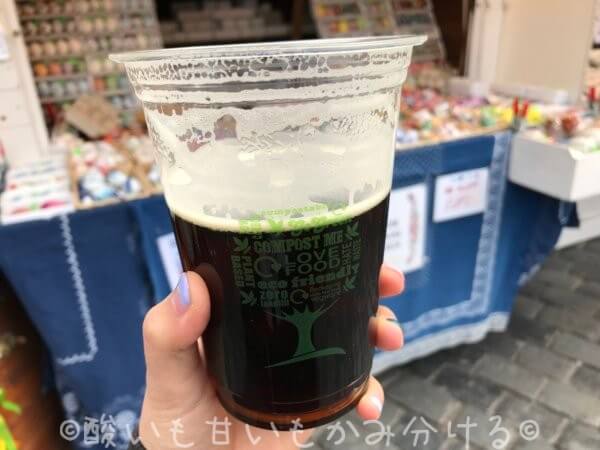 プラハの屋台で一緒に注文した黒ビール