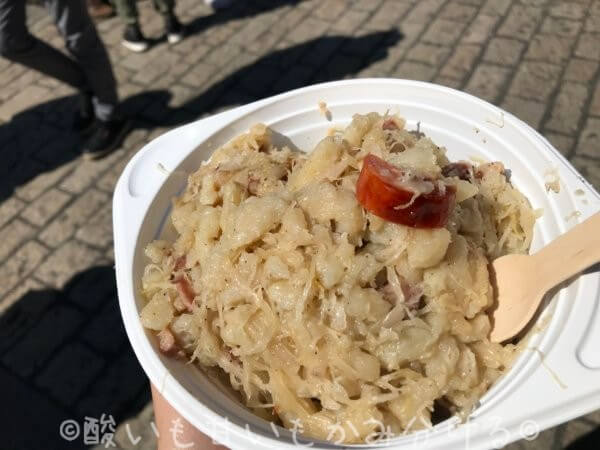 チェコ料理　プラハ城内の屋台で食したハルシュキ　(Halušky)