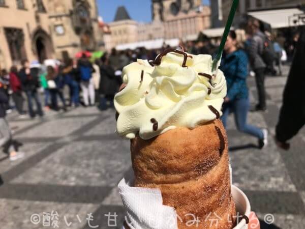 プラハで食したトルデニーク（Trdelník）のアイス詰め