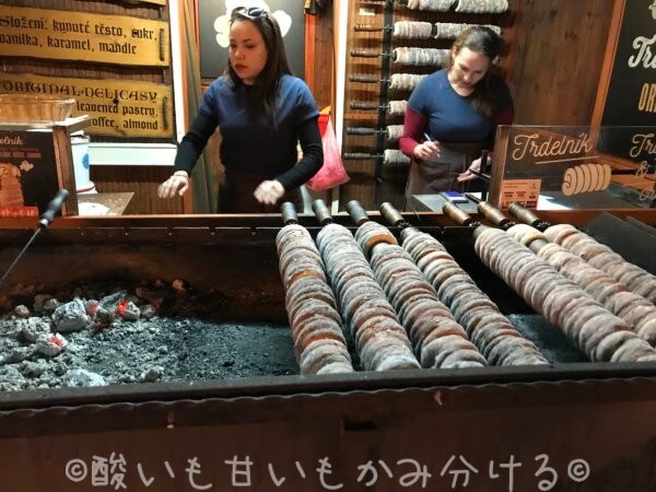 プラハの出店　目の前で焼きあがるトゥルデルニーク