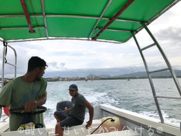 マリエタス諸島へのプライベートツアーのボート上の様子