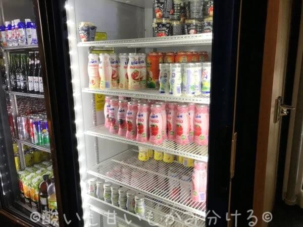 エアロメキシコラウンジ内の冷蔵庫内ジュースセレクションの一例