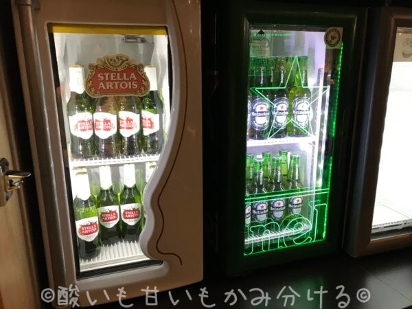 エアロメキシコラウンジ内のステラとハイネケンビールの冷蔵庫