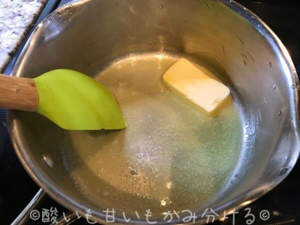 鍋にバターを溶かす