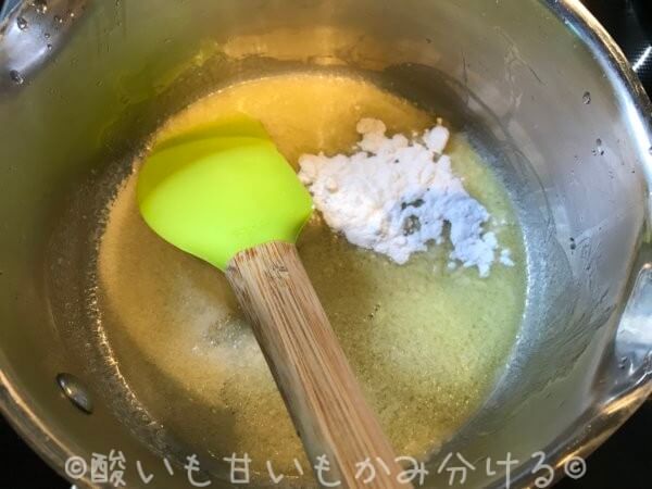 溶かしたバターに小麦粉を入れて炒める