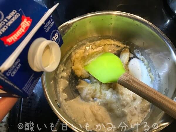 小麦粉とバターを炒めたら牛乳を入れる