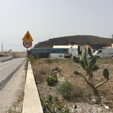 アクロティリ遺跡からレッドビーチへ向かう道