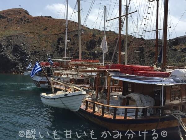 ネア・カメニ(Nea Kameni)島へ向かう船