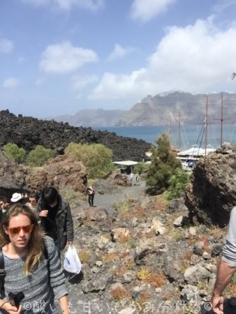 ネア・カメニ(Nea Kameni)島の岩だらけのハイキング道