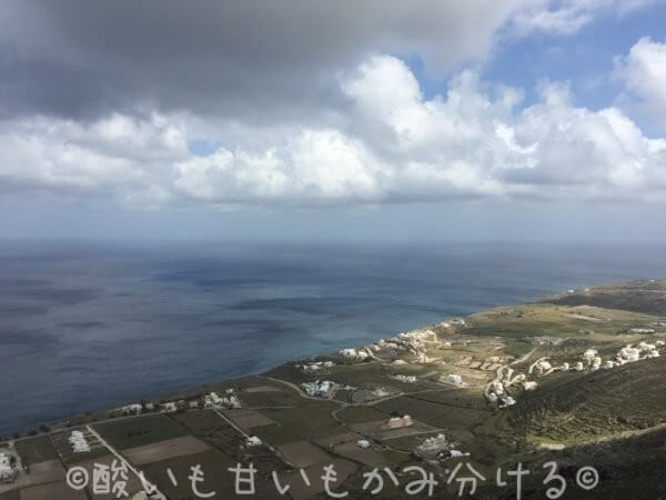 山から見下ろすサントリーニ島の風景