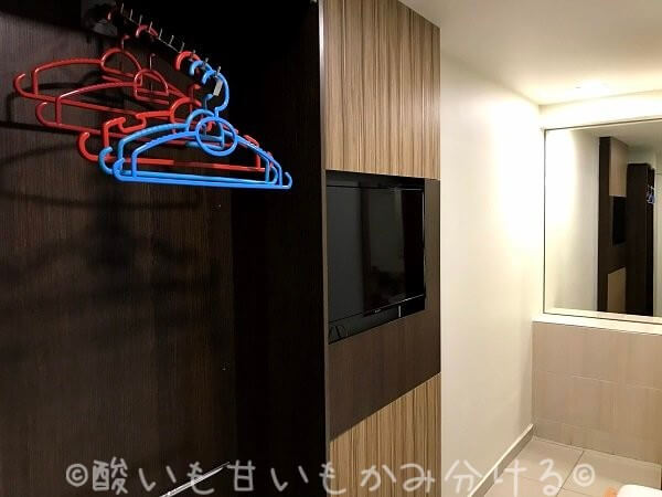 イージーホテルKLセントラル室内の様子テレビとオープンクローゼット