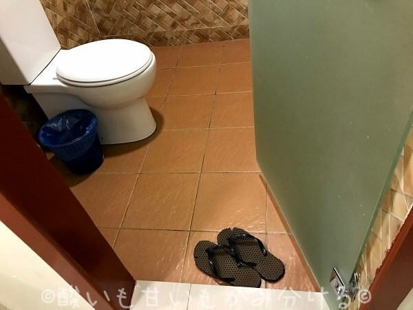 イージーホテルKLセントラルのトイレと使い古されたビーチサンダル