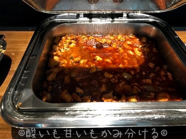 エアアジアのプレミアムレッドラウンジ温かい料理の例