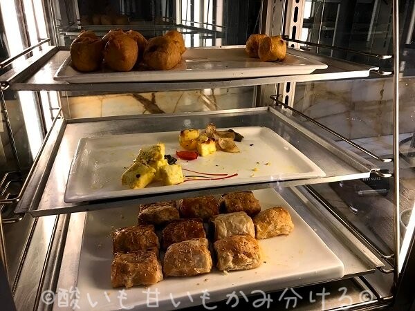 デリー空港国際線シルバークリスラウンジホットスナックショーケースの例