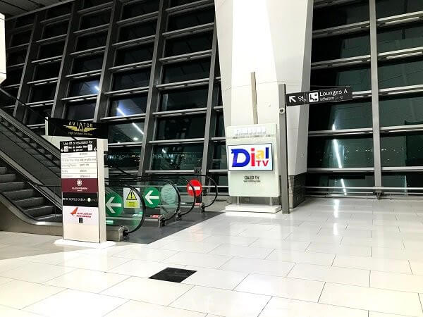 デリー空港国際線3階にあるAラウンジへ向かうエスカレーター