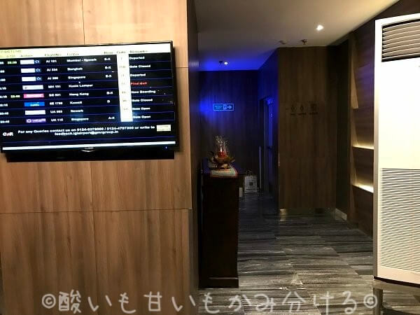 デリー空港国際線Bラウンジエリアのプラザプレミアムラウンジフライト情報を表示するテレビ