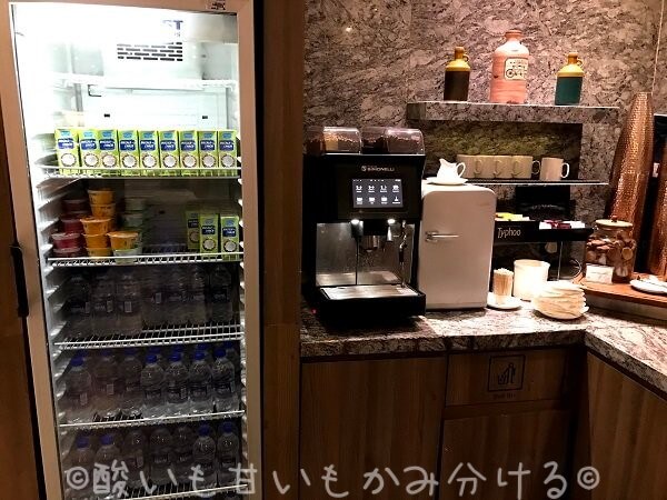 デリー空港国際線Bラウンジエリアのプラザプレミアムラウンジ内のコーヒーマシーンと冷蔵庫の中身一例