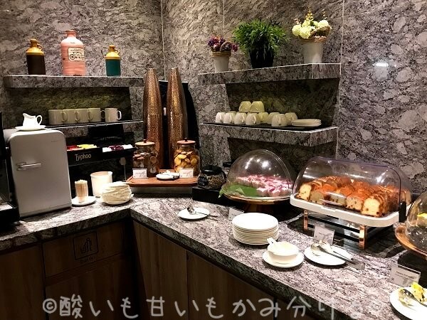 デリー空港国際線Bラウンジエリアのプラザプレミアムラウンジ内の軽食コーナー一例