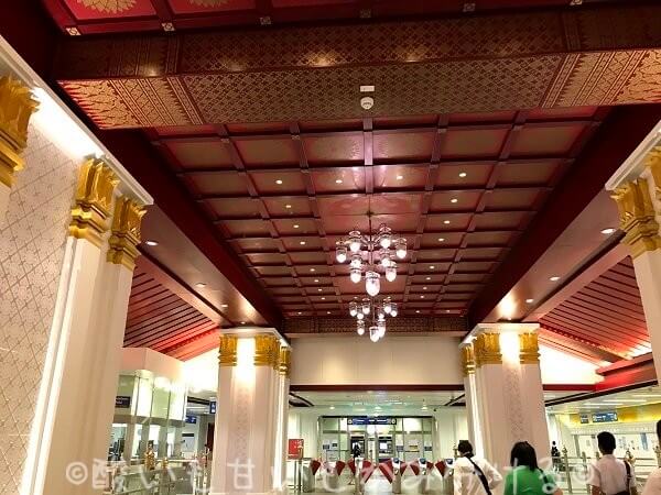 MRTサナームチャイ（Sanam Chai）駅内部の美しい装飾例