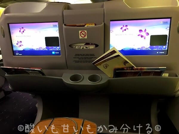 タイ航空TG316便ビジネスクラスの個人用スクリーン