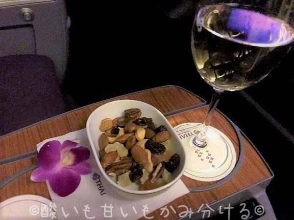 タイ航空TG316便おつまみと飲み物の例