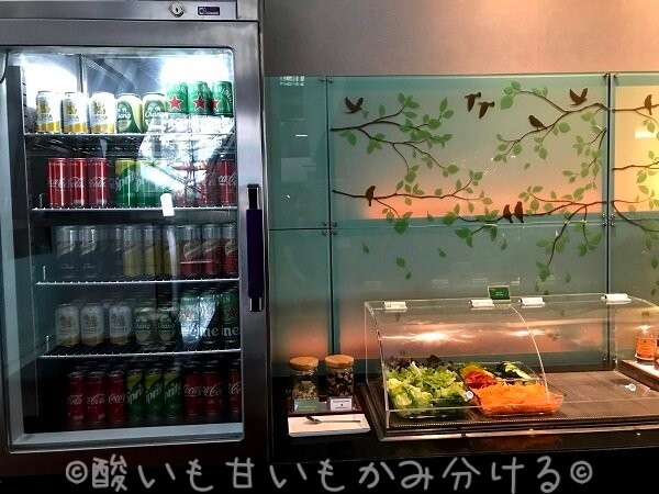 ロイヤルシルクラウンジコンコースDの飲み物冷蔵庫とサラダバー