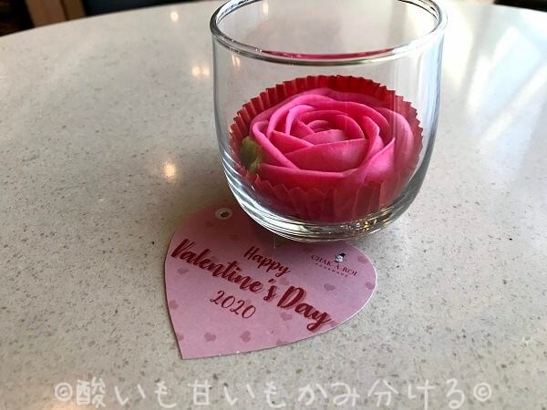 タイ航空ロイヤルオーキッドスパ内のテーブルにあるバレンタイン用キャンドル