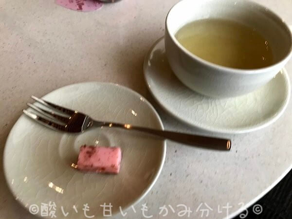 タイ航空ロイヤルオーキッドスパのラウンジお茶とお菓子例