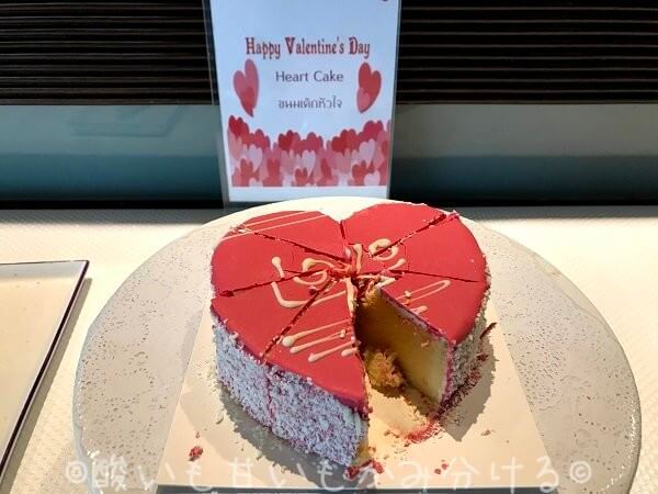 ロイヤルシルクビジネスクラスラウンジ内のバレンタイン用ケーキ